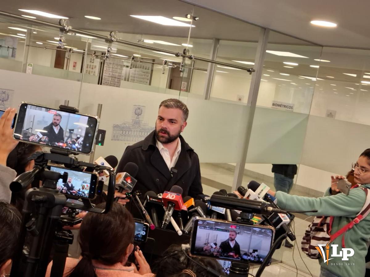 El senador Ormachea en conferencia de prensa