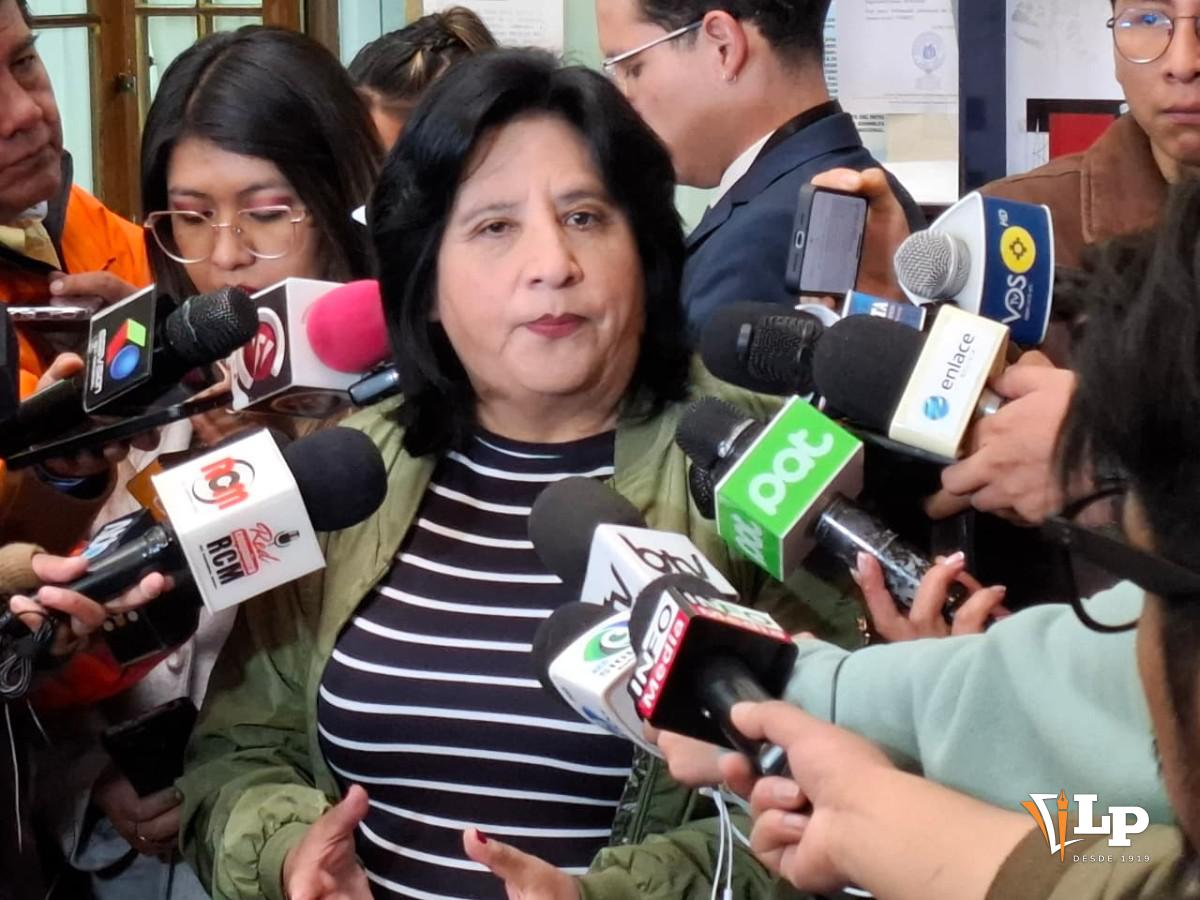 La diputada Bilbao en conferencia de prensa