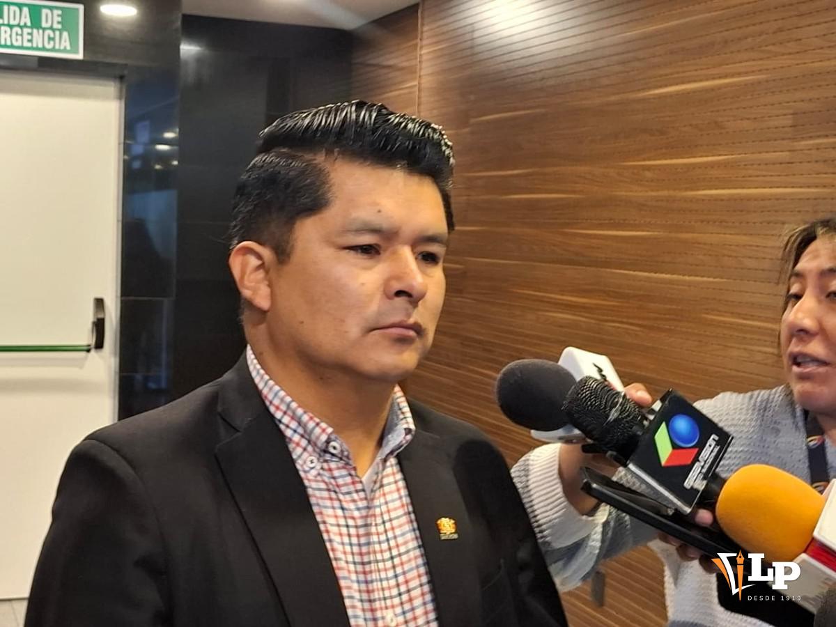 El senador Veliz en conferencia de prensa