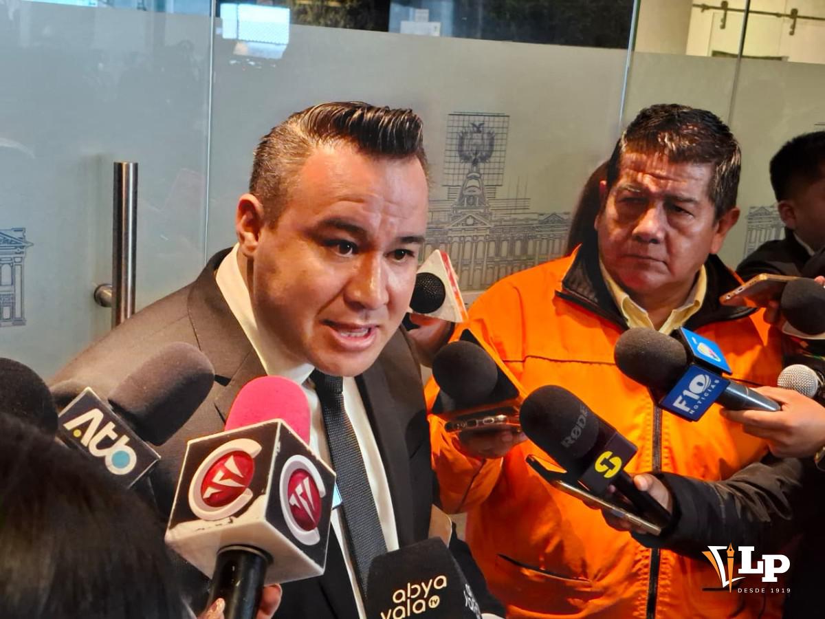 El abogado Iriarte en conferencia de prensa