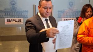 El abogado Hugo René Iriarte en conferencia de prensa