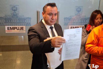 El abogado Hugo René Iriarte en conferencia de prensa