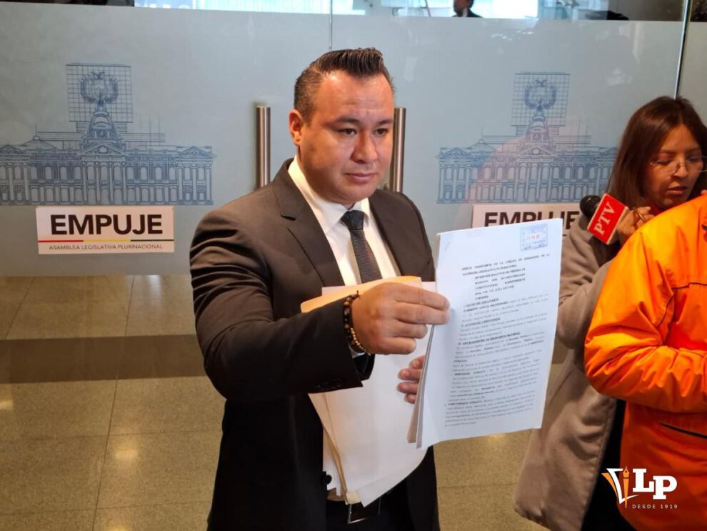 El abogado Hugo René Iriarte en conferencia de prensa