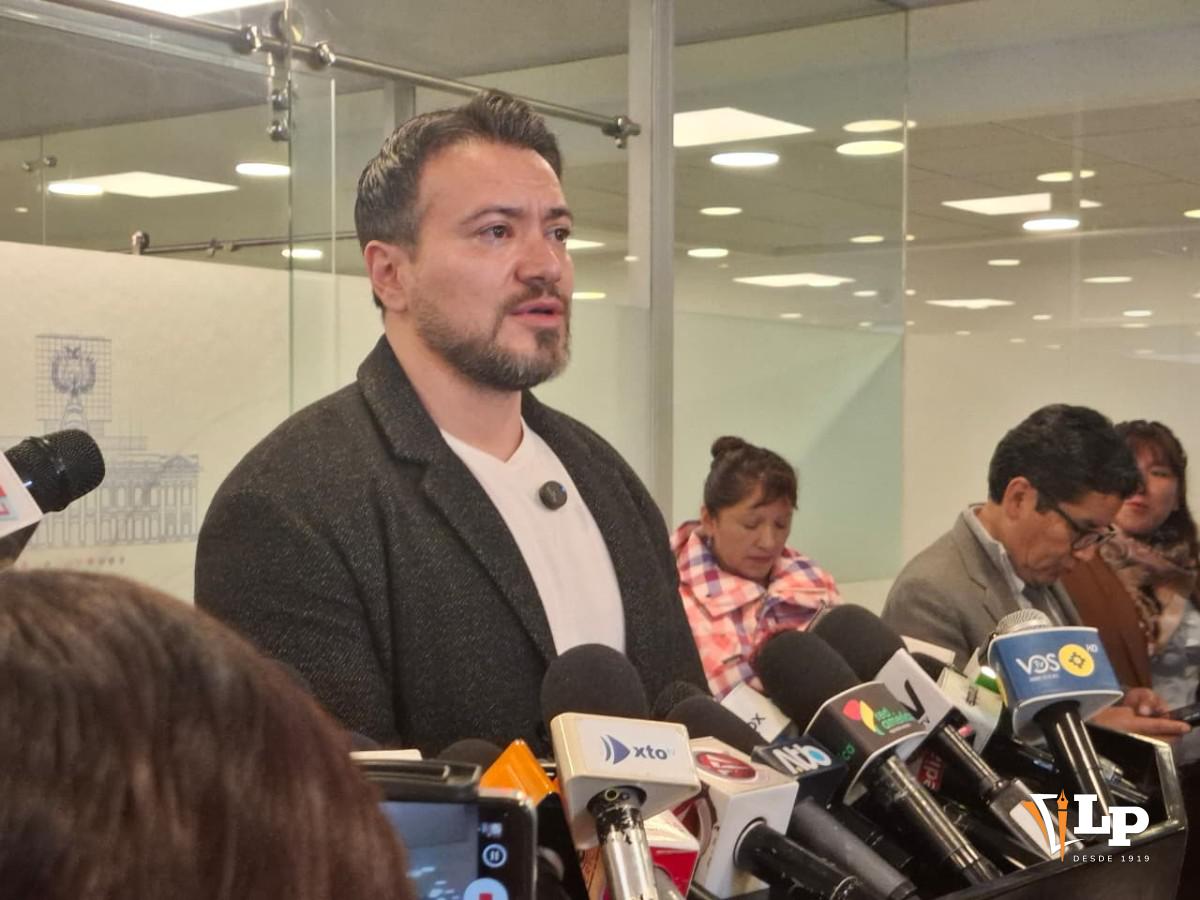 El diputado Reyes en conferencia de prensa