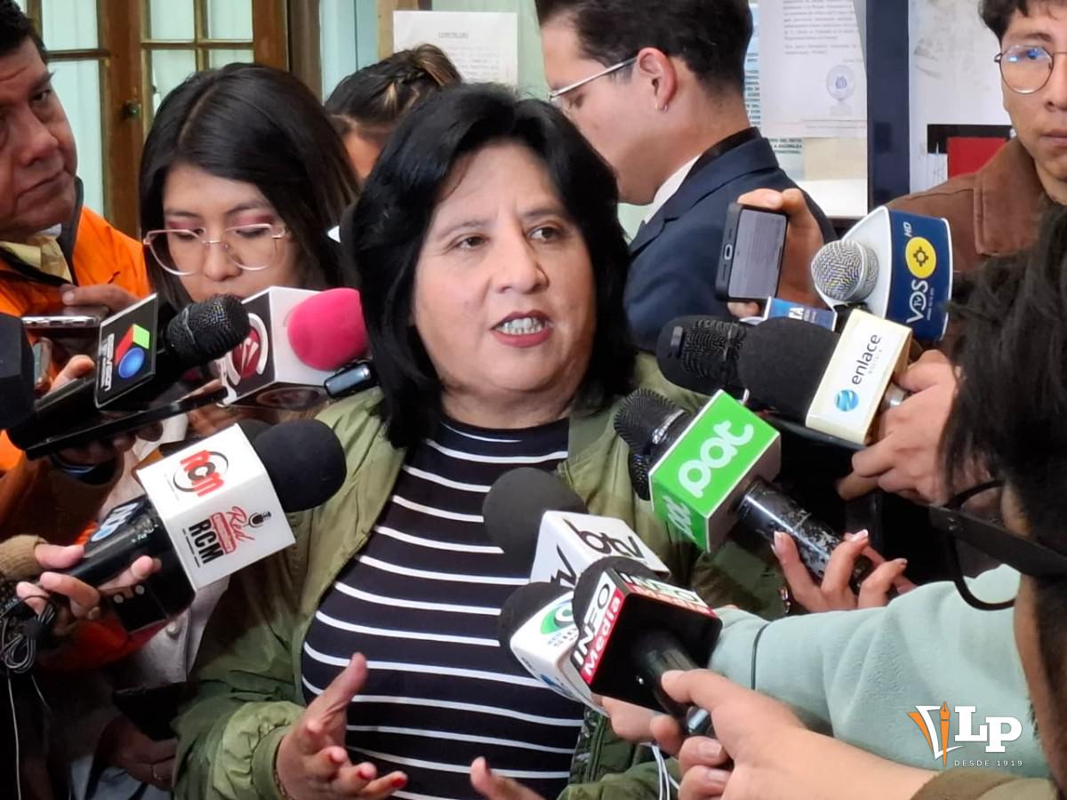 La diputada Bilbao en conferencia de prensa