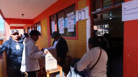 Un recinto de votación en Oruro