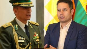 El comandante general de la Policía, Mirko Sokol (i) y el vicepresidente Edmand Lara (d)