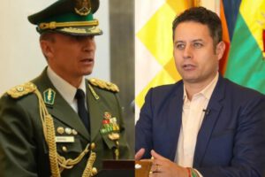 El comandante general de la Policía, Mirko Sokol (i) y el vicepresidente Edmand Lara (d)