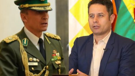 El comandante general de la Policía, Mirko Sokol (i) y el vicepresidente Edmand Lara (d)