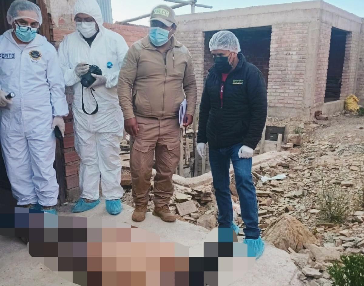 Imagen de la mujer fallecida al momento de ser llevada a la morgue