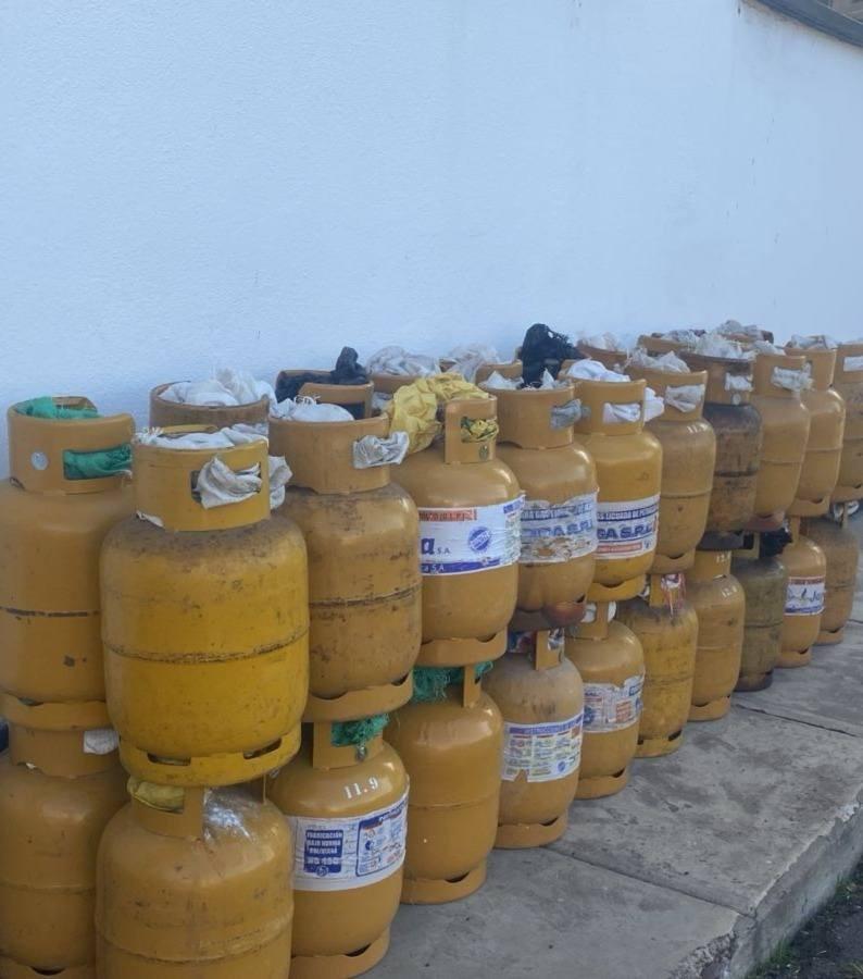 Garrafas de GLP incautadas en un bus de transporte público en Tiquina