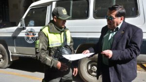 Imagen de las autoridades realizando controles