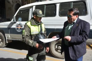 Imagen de las autoridades realizando controles