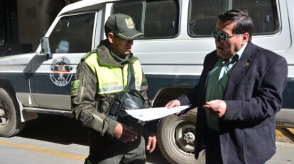 Imagen de las autoridades realizando controles