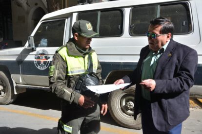 Imagen de las autoridades realizando controles