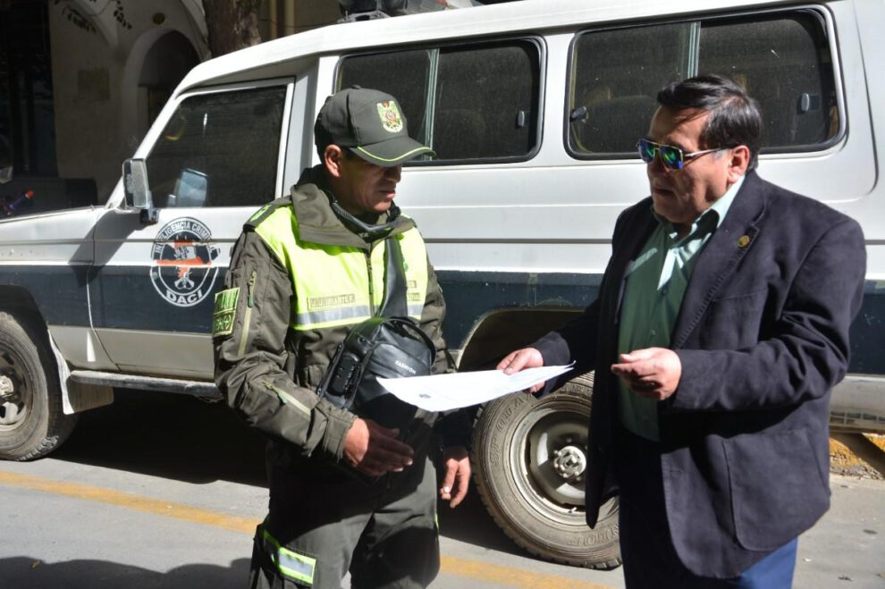 Imagen de las autoridades realizando controles