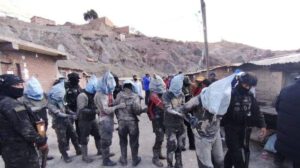 Detenidos encapuchados y maniatados tras el violento enfrentamiento