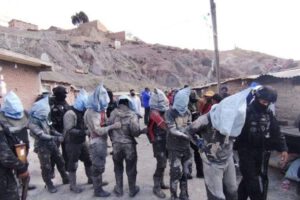 Detenidos encapuchados y maniatados tras el violento enfrentamiento