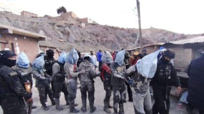 Detenidos encapuchados y maniatados tras el violento enfrentamiento