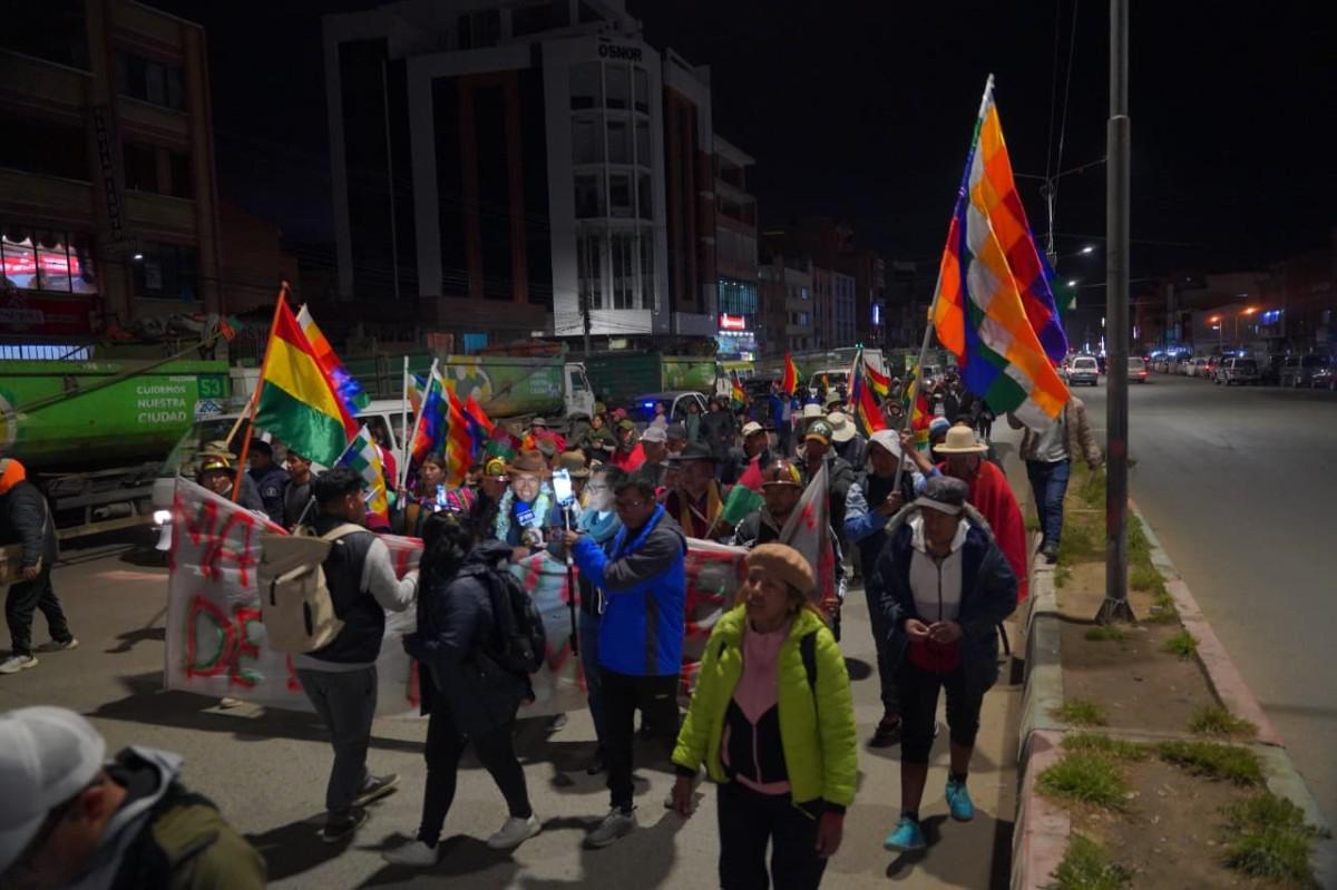 La columna de manifestantes avanza de frente por la carretera