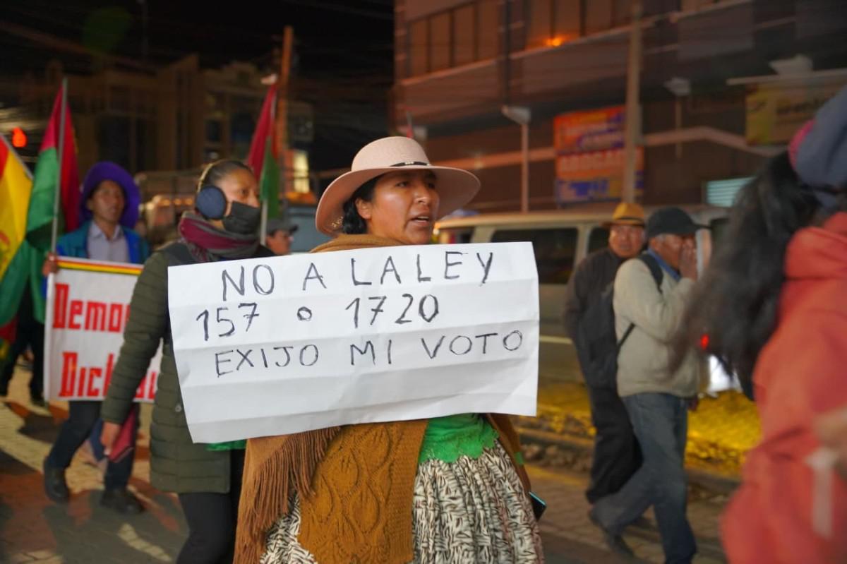 El cartel de esta marchista evidencia cómo la movilización aglutina el rechazo a la Ley 1720