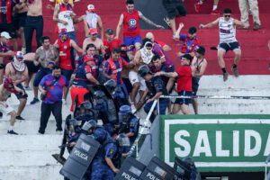 Violencia en el superclásico paraguayo, enfrentamiento entre hinchas de Olimpia y Cerro Porteño, Gobierno pide sanciones ejemplares