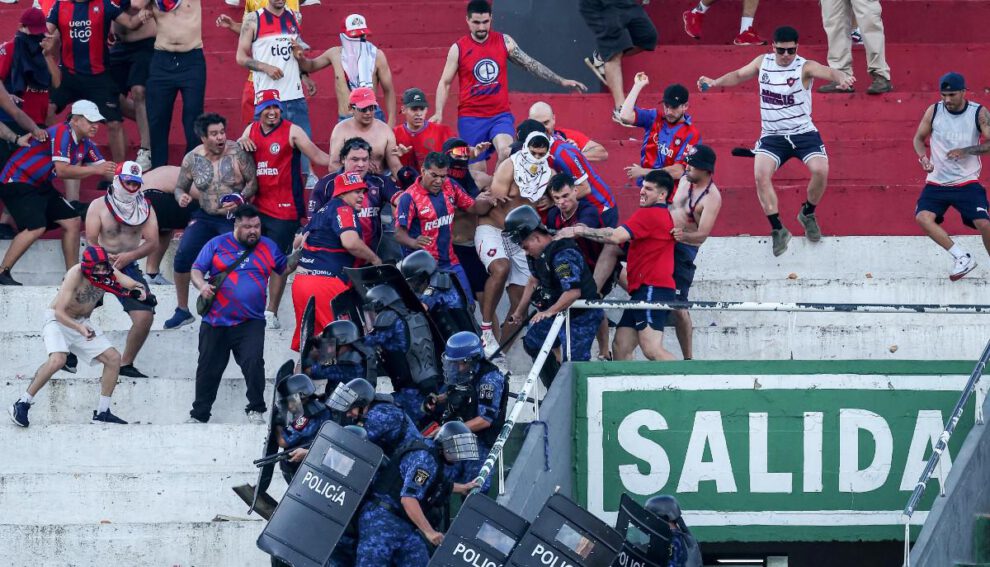 Violencia en el superclásico paraguayo, enfrentamiento entre hinchas de Olimpia y Cerro Porteño, Gobierno pide sanciones ejemplares