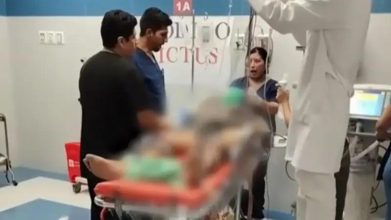 personas en un hospital