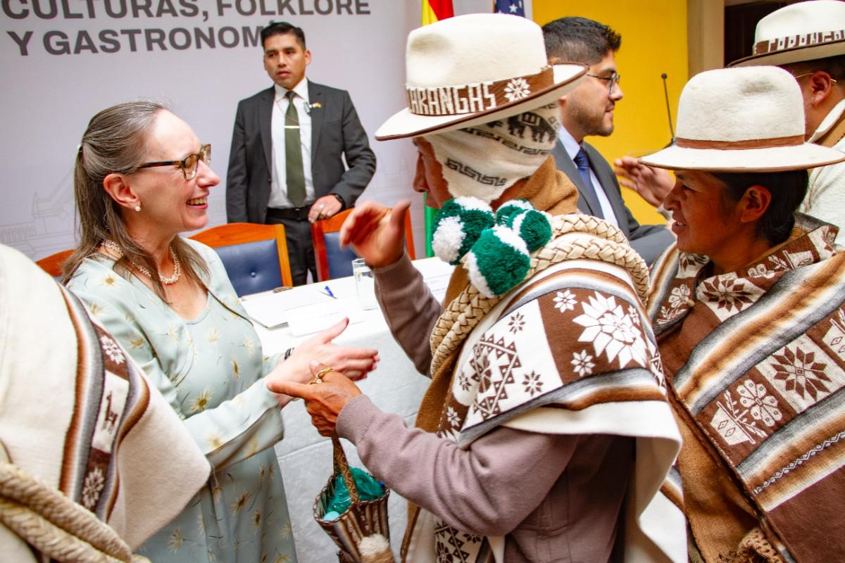Originarios de Curahuara de Carangas llegaron para la presentación del proyecto de restauración