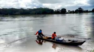 personas transportandoce en lancha