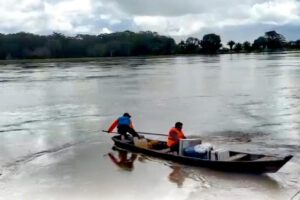 personas transportandoce en lancha