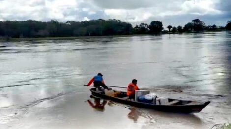 personas transportandoce en lancha
