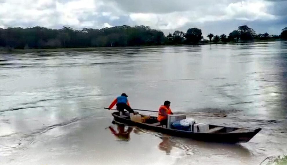 personas transportandoce en lancha