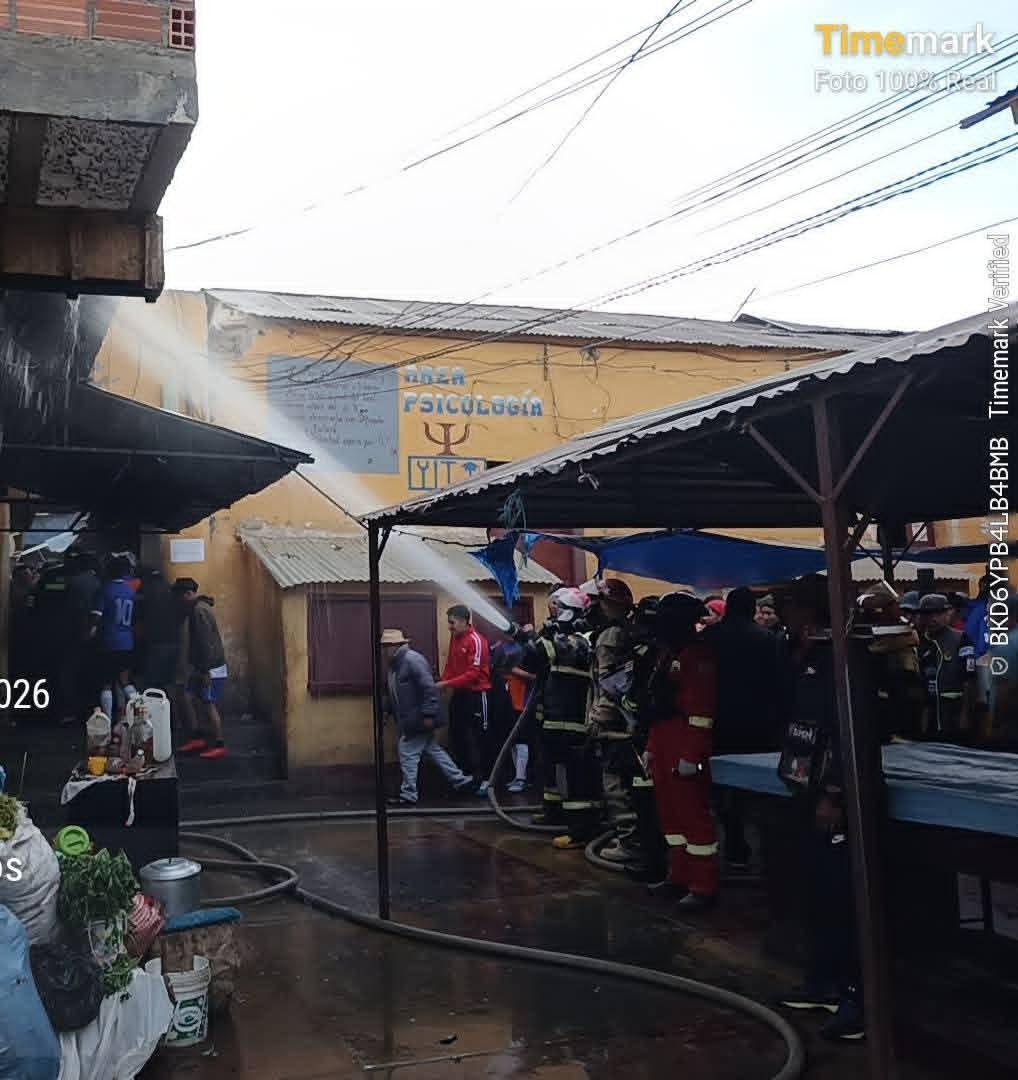 Labor de los funcionarios de bomberos para controlar el fuego