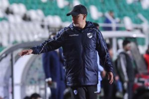 División Profesional, Hinchas de Bolívar piden la salida de Robatto, Bolívar perdió de local contra Independiente