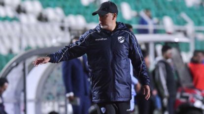 División Profesional, Hinchas de Bolívar piden la salida de Robatto, Bolívar perdió de local contra Independiente