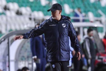 División Profesional, Hinchas de Bolívar piden la salida de Robatto, Bolívar perdió de local contra Independiente