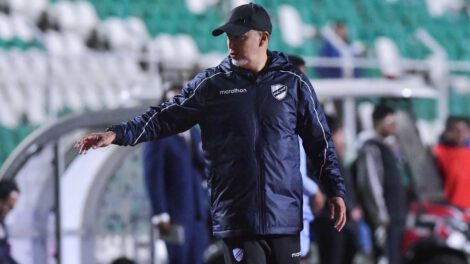 División Profesional, Hinchas de Bolívar piden la salida de Robatto, Bolívar perdió de local contra Independiente