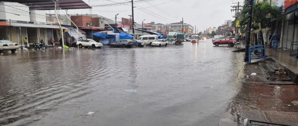 En menos de una hora, las avenidas quedaron totalmente cubiertas por el agua