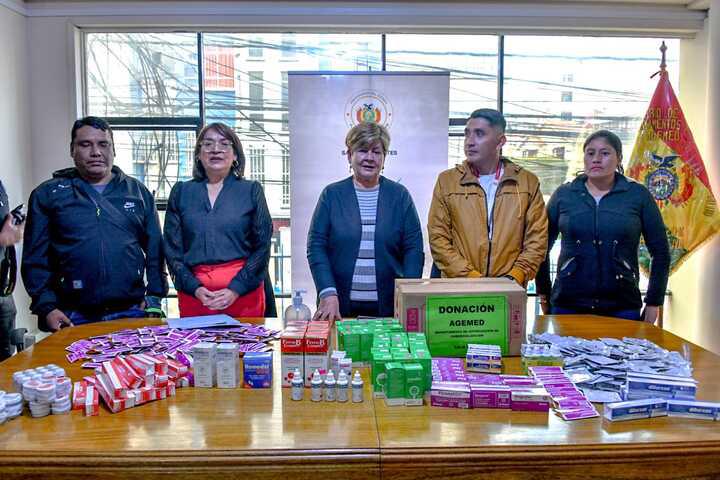 El Ministerio de Salud y Deportes y la (AGEMED) realizaron la entrega de insumos médicos