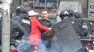 la policía y el sector del magisterio protagonizan un enfrentamiento en los alrededores de la plaza Murillo.