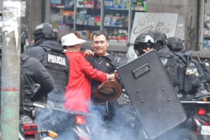 la policía y el sector del magisterio protagonizan un enfrentamiento en los alrededores de la plaza Murillo.