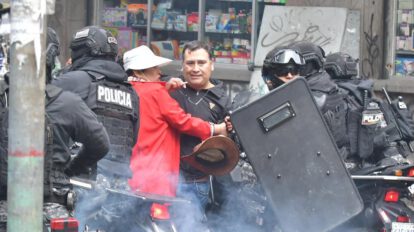 la policía y el sector del magisterio protagonizan un enfrentamiento en los alrededores de la plaza Murillo.