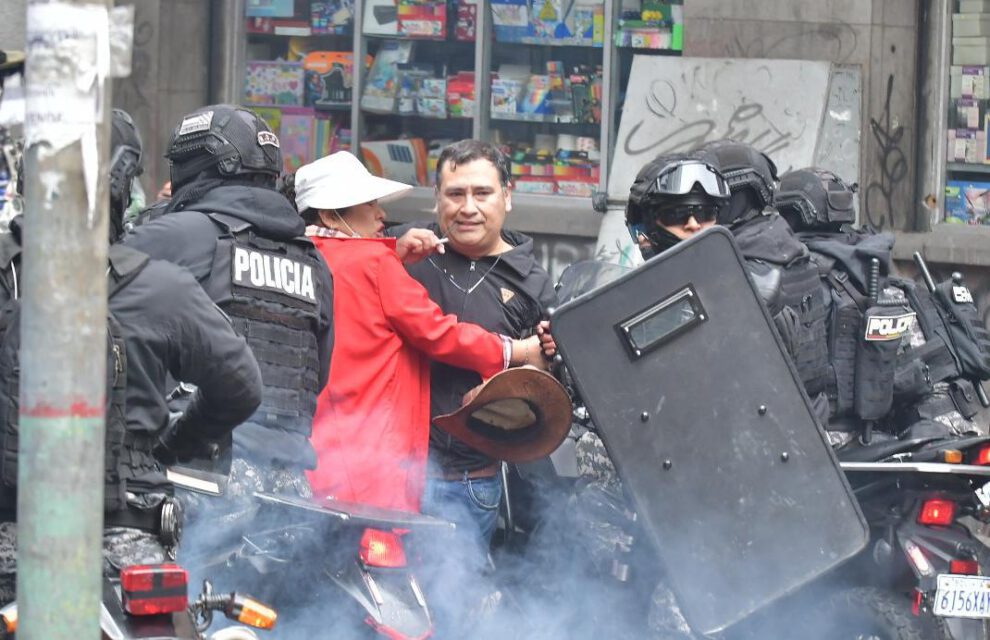 la policía y el sector del magisterio protagonizan un enfrentamiento en los alrededores de la plaza Murillo.