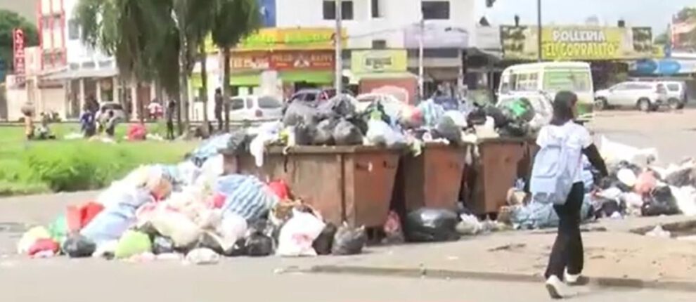 Los contenedores del Sector A están desbordados de residuos sólidos