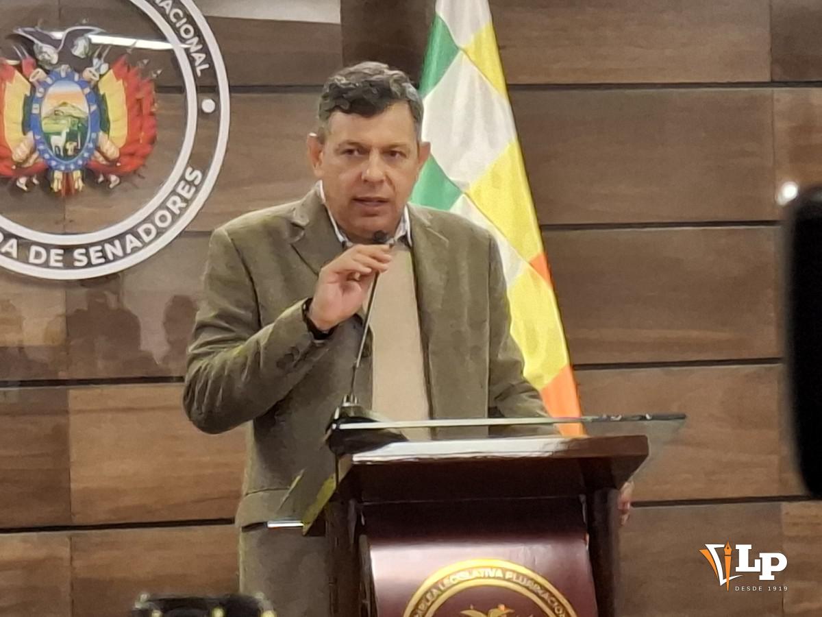 El senador Ávila en conferencia de prensa