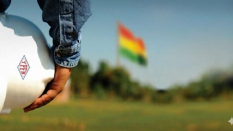 Un operario de la estatal sostiene un casco con el logo de YPFB