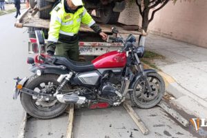 Oficiales realizan el traslado de la motocicleta