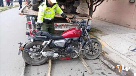 Oficiales realizan el traslado de la motocicleta