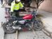 Oficiales realizan el traslado de la motocicleta